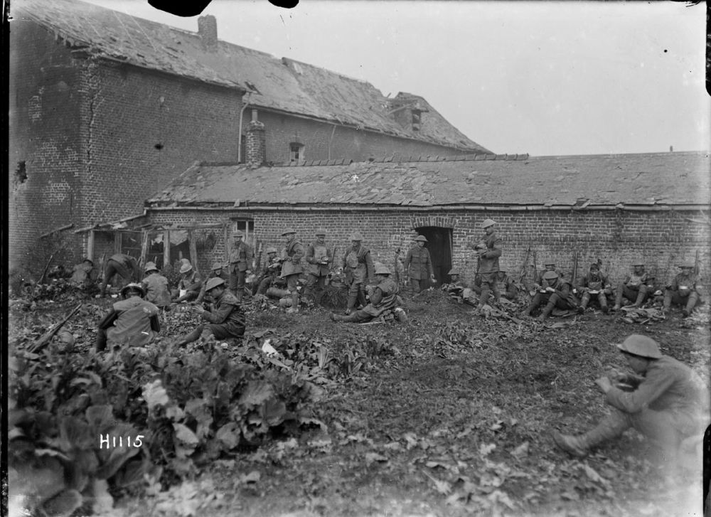 New Zealand soldiers grabbing a bite to eat near the town of Solesmes. 28 October 1918.